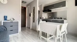 Studio rénové avec balcon, parking privé, proche centre-ville et plage - 2 pers - Image 2