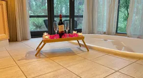 Woodlands rainforest retreat - Image 2