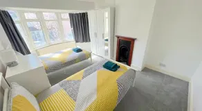 4-Bedroom House - Thornton Heath - Image 2