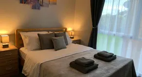 Modern Cosy Warm Home With Free Parking - Image 2
