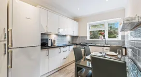 Short and Long Stay 2 Bedroom - Free Parking - Fast WiFi - Image 2