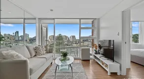 KozyGuru | Iconic Panorama | Harbour Front Living - Image 2