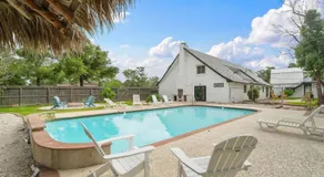 Sprawling estate with private pool and game room and guest house - Image 5