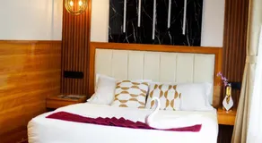 Mayooram cruises -luxury houseboat - Image 2