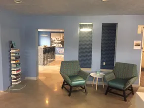 402 Hotel - Image 4