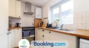2Bedroom Apt in Egham with Free Parking - Image 3