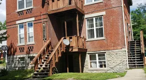 Modern style and comfort near UC - Image 3