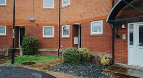 Waterfront 2 Bed Apartment - Free Parking & Wi-Fi - Image 2