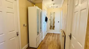 Charming 2 Bedroom Flat with Urban Views - Image 4