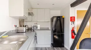 2-Bed Apartment with Sofa Bed, Sleeps up to 6, Perfect for Groups & Familie - Image 5