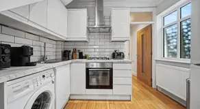 London Gem - Private Parking & Patio, 7m to Station - Image 2