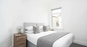 Modern 3 Bedroom Home with Parking in Southend - Image 2