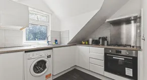 Modern 2bed flat near station - COU B - Image 3