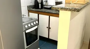 No centro com Varanda, Smart Tv, Elevador e Garagem Paga - Image 4