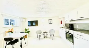 aday - Modern 2 Bedroom Charming Central Apartment with Public Parking - Image 3