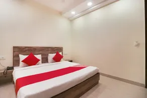 Hotel O Comfort Residency Near Artemis Hospital - Image 2