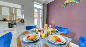 Knighton 2-Bedroom Cottage - Free Parking, Contractor friendly - Image 3