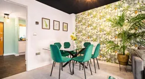 2 Bedroom House with 4 Beds, 3 Doubles & 1 Single - In Salford, 10 mins Uber from Manchester City Centre - Located in Salford close to Old Trafford, Manchester united, Trafford Park, Salford Quays & more! With Garden & Parking - By MAEVELA Manchester - Image 3