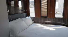 NEON Bigigio House Boat - Image 2