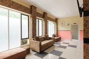 RedDoorz near The Jungle Waterpark Bogor - Image 4