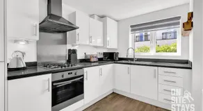 4Double Bed 3.5 Bathrooms Parking Garden & Wifi - Image 5