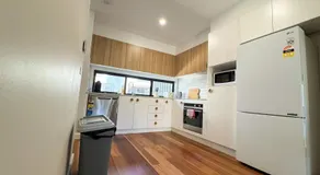 Warm 3beds Home with Yard and parking at Chinatown, CBD - Image 4