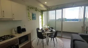 Stylish 1Bedroom Apartment with Study and Parking Near Sydney Airport - Image 4