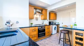 Elstree Luxury Hse Contractors, Family, Industrial Area Harry Porter - Image 2