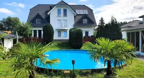 Fewo Traum, 4-Sterne FeWo's mit Pool und Whirlpool, Grillecke und neuem gemütlichen Pavillon im Garten, am Achterwasser mit Badestrand, wenige Autominuten bis zur Ostsee, Überweisung oder Bar akzeptiert - Image 2