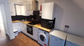 City Apartment Sleeps 4 with Garden - Image 3