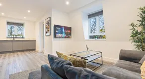Stylish Two Bedroom Apartment - Secure Parking & Balcony 9MC - Image 5