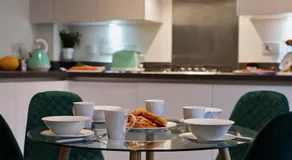 Luxury 2 Bed Apartment with Parking near London - Image 5