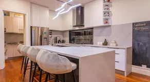 3BR Victorian Home Near CBD Heritage Meets Luxury - Image 3