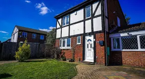 Spacious 4-Bed Contractor House with Parking and Fast WiFi in Luton by Jesswood Properties - Image 4