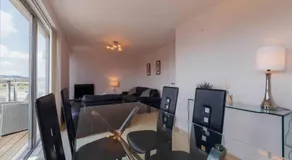 Modern 2 bedroom penthouse with free parking - Image 2