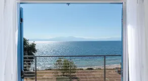Penthouse Seafront Luxury Studio - Image 3