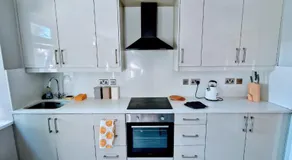 Central Reading Modern 3BR flat - Walk to station and high street - Image 2