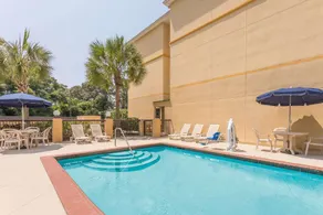Days Inn by Wyndham Semmes Mobile - Image 2