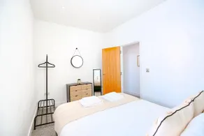 Modern 1-Bed Flat | City Views | 10 Min to Station - Image 2