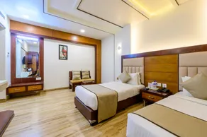 THE LANDMARK HOTEL - Image 2