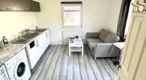 Entire Private 1 Bedroom - Guest Suite in Glasgow - Image 2