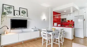 Agréable appartement avec internet haut débit, terrasse et piscine | Vue ville | À côté de la plage | Adapté au travail à distance | Avec animaux bienvenus - Image 2