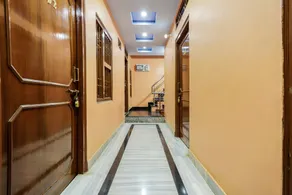 OYO 64424 Hotel Royal - Image 2