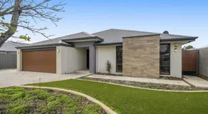 Spacious 4-Bed House with Outdoor Area - Image 5