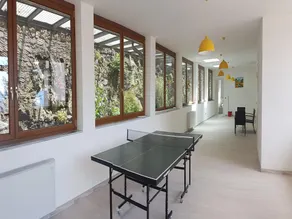 Villa familiar com piscina, imersa na vegetação e com vista deslumbrante. - Image 1