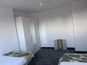 City Apartment Sleeps 5 with Parking - Image 5