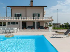 Splendid Holiday Home in Pescara with Swimming Pool - Image 2