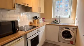 One room with parking space - Image 3