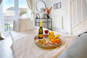 Stylish House - Close to City Centre and Luton Airport - Free Parking, Super-Fast Wifi, Garden and Smart TV with Netflix by Yoko Property - Image 4