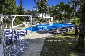 PINE TREES ART HOTEL - Image 2